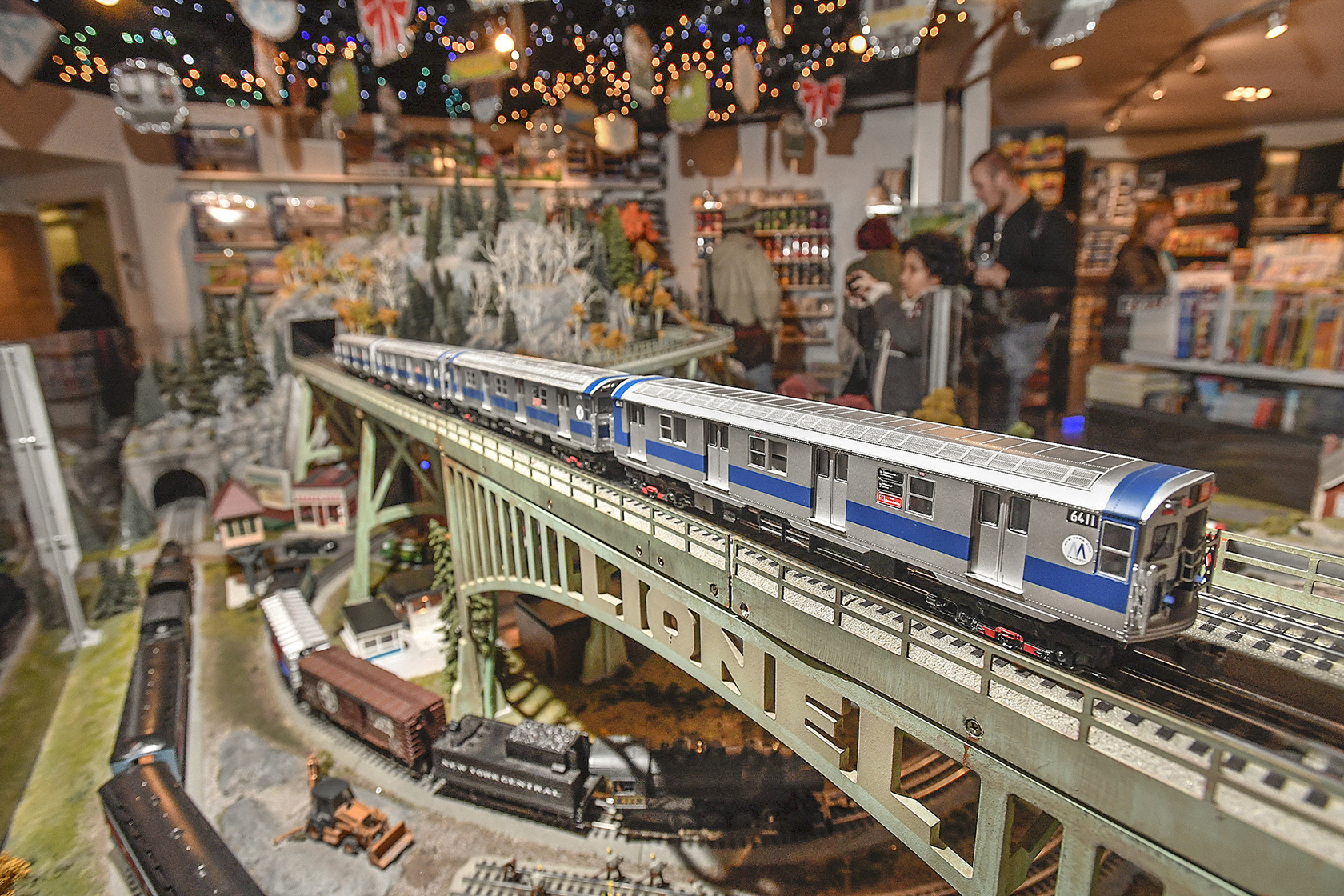 Grand Central Holiday Train Show 2025 - Gustie Felisha